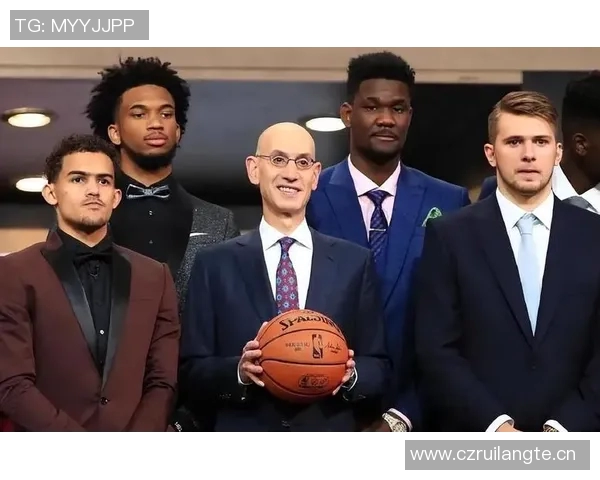 东契奇谈比赛感受艾顿表现出色斯玛特助攻全队表现提升 东契奇谈比赛感受艾顿表现出色斯玛特助攻全队表现提升