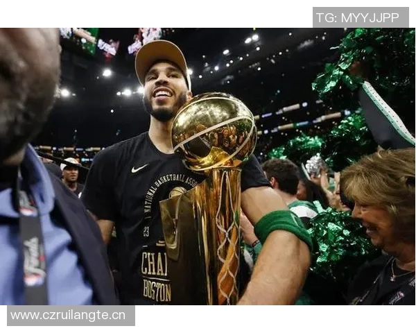 塔图姆回忆夺冠游行时刻期待未来更多辉煌时刻 塔图姆回忆夺冠游行时刻期待未来更多辉煌时刻