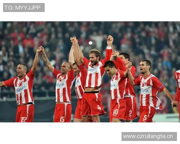 森林老板与贝尼特斯共赏奥林匹亚科斯对阵阿森纳精彩赛事