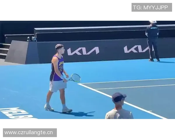 阿尔卡拉斯身穿詹姆斯23号紫金战袍在澳网训练致敬传奇运动员