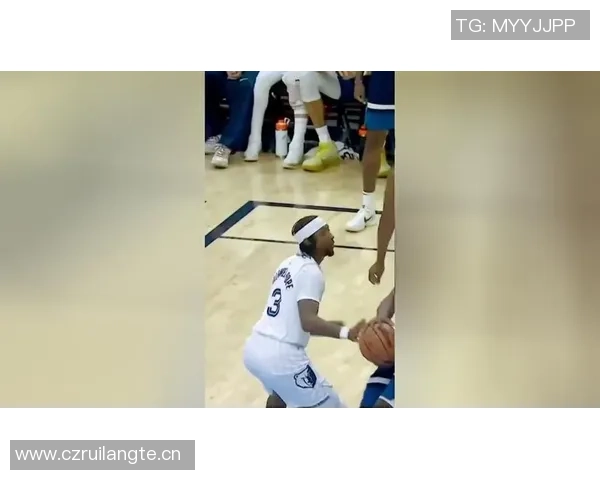 爱德华兹精彩突破拉杆换手上篮展现超强观赏性引发全场欢呼