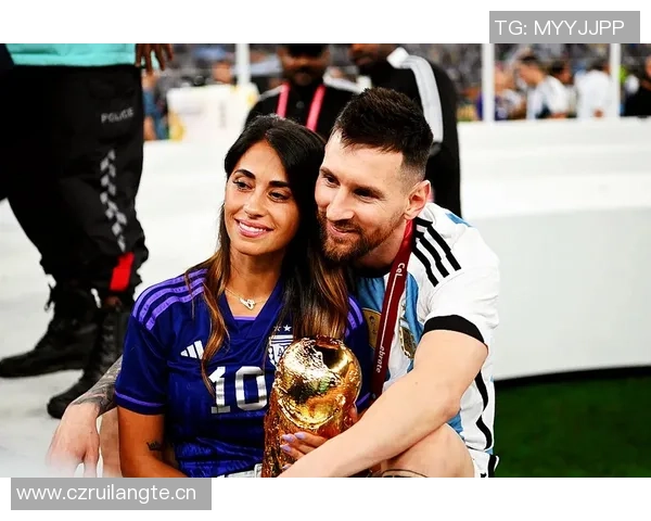 梅西与安东内拉泳池旁甜蜜拥吻社媒晒照引发热议